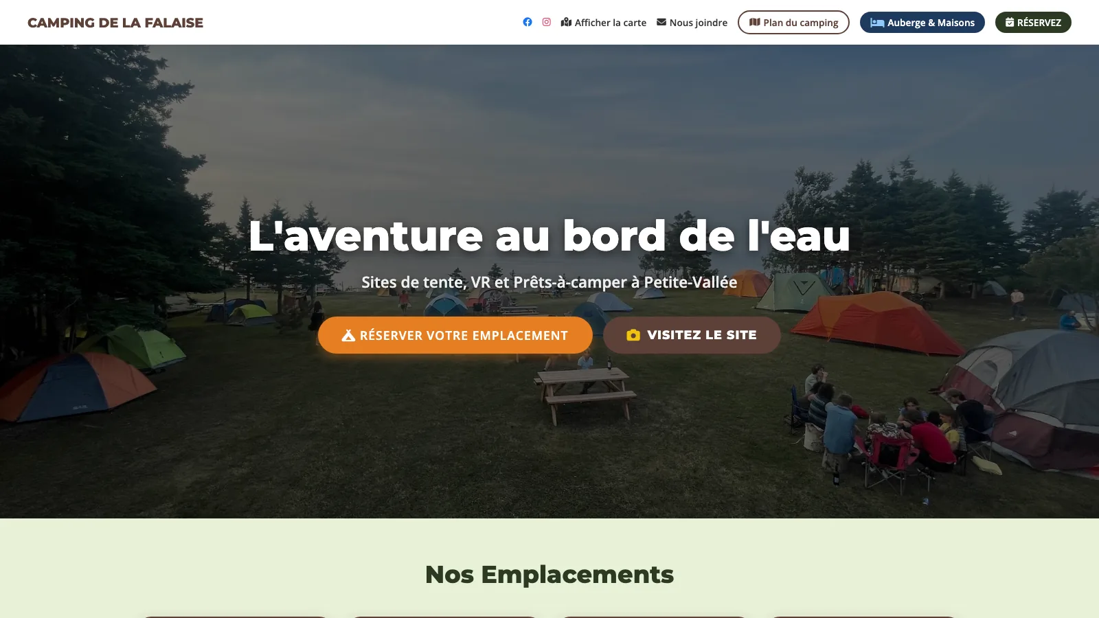 L'accueil du Camping de la Falaise : vue aérienne du terrain de camping
                        et boutons de réservation.